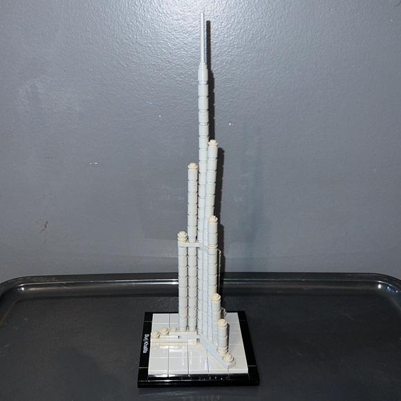 Retired Lego Burg Khalifa Dubai 21008 - Picture 3 of 7